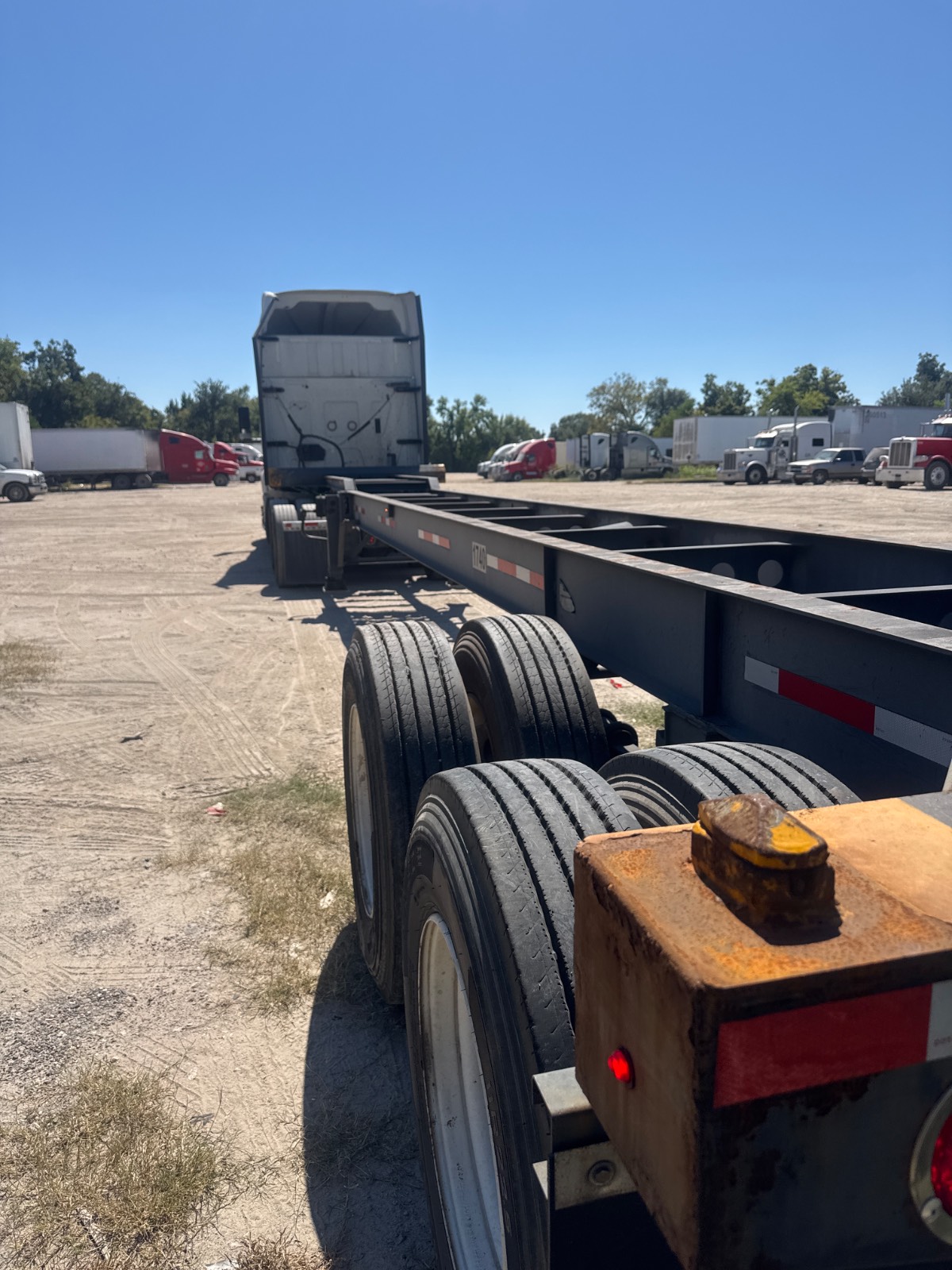 Extendable combo chassis for flexible container sizes